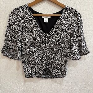 ⚡️5/$25 bundle sale⚡️ Urban Romantics Black White‎ Animal Print Puff Sleeve crop